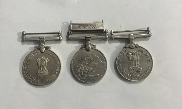GROUP 9   LOT OF 3 ORIGINAL UNAMED NEW MEDALS - Image 3