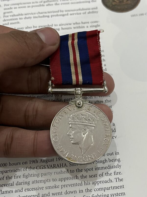 WW2 RARE AND ORIGINAL WAR MEDAL NAMED TO CAPT IN MER SEA MEN - Image 3