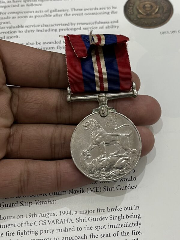 WW2 RARE AND ORIGINAL WAR MEDAL NAMED TO CAPT IN MER SEA MEN - Image 2