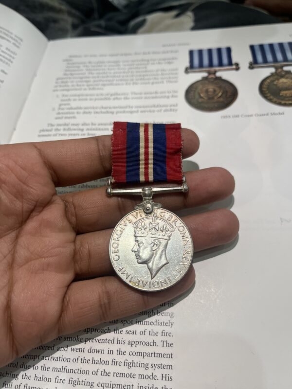 WW2 RARE AND ORIGINAL WAR MEDAL NAMED TO CAPT IN MER SEA MEN