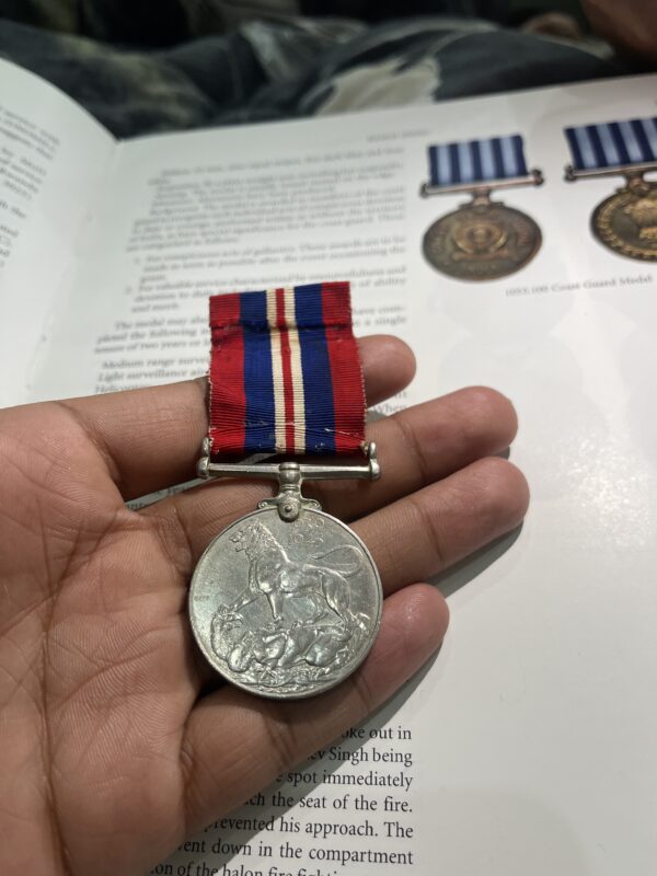 WW2 RARE AND ORIGINAL WAR MEDAL NAMED TO CAPT IN MER SEA MEN - Image 4